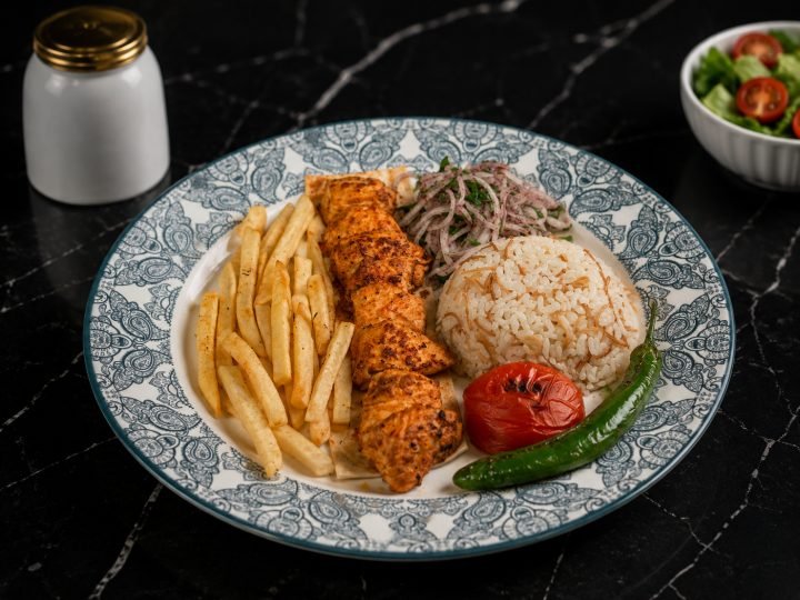 دجاج تكا مع أرز وبطاطس