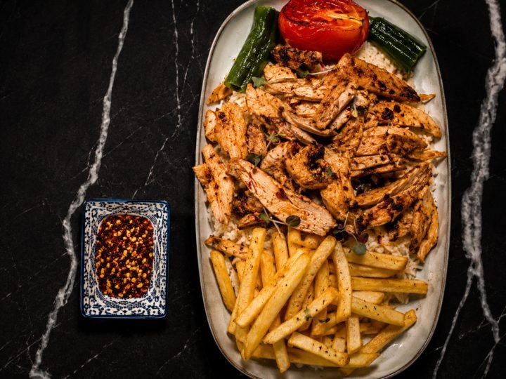 صحن شاورما دجاج مع أرز وبطاطس